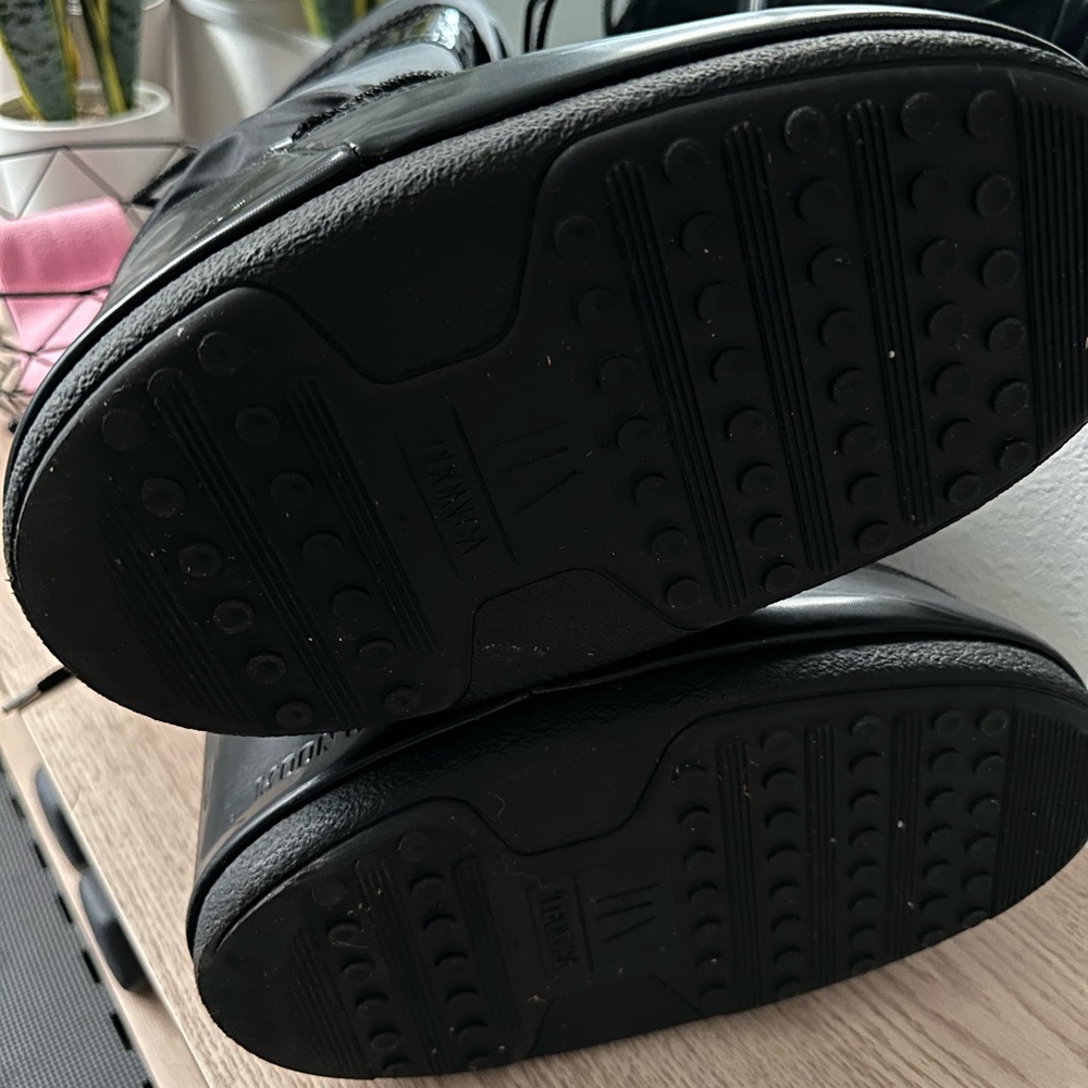 Moon Boots - Black Icon Glance Unisex Boots Size EU 39 - EU 41 (fits US 8- 9.5) - Picture 9 of 12